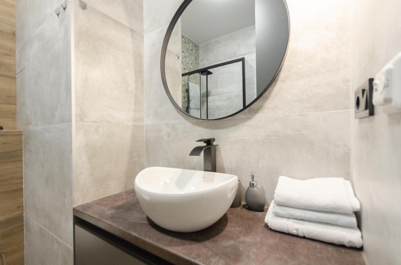 Petrovdom Apartments 12-131B In Rc "Yaroslaviv Grad", Bulvarno-Kudriavska 17B Киев Екстериор снимка